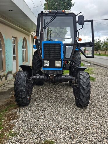 masin ucun qosqu: Belarus MTZ traktoru - Güclü ön və arxa təkərli, tam ölçülü kabinəli