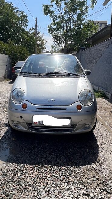 кухня на колесах: Серебристый хэтчбек Daewoo Matiz с компактным кузовом, идеально