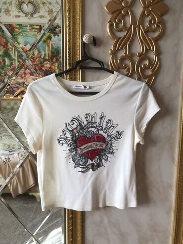 Futbolka və maykalar: Ağ rəngli, qısa qol t-shirt. Cemi 1 defe geyinilib, tep teze qalib