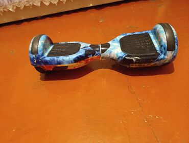 hoverboard: Mavi və ağ rənglərdə abstrakt naxışlarla bəzədilmiş, iki təkərli