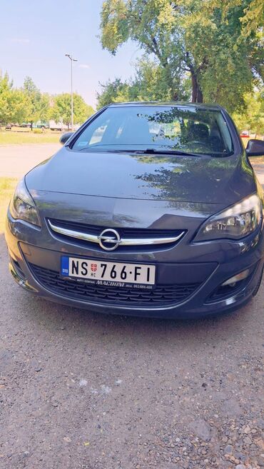 naslon za glavu za auto: Predstavljen je sivi automobil marke Opel Astra, hečbek verzije sa