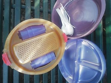 osiguraci za kucu: Komplet 6 plasticnih casa 6 tanjira i komplet escajg CVRSTA — 2