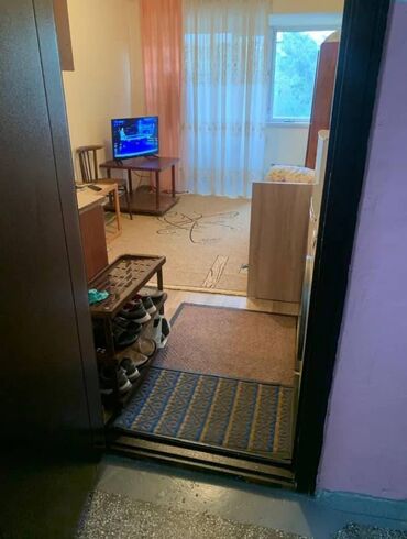 срочно сдаётся квартира: 1 бөлмө, 14 кв. м, Жатакана жана мейманкана түрүндө, 3 кабат, Косметикалык ремонт