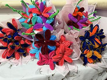 Цветы из синельной проволоки: Яркие декоративные букеты из мягких плюшевых «проволочных» цветов. - — 5