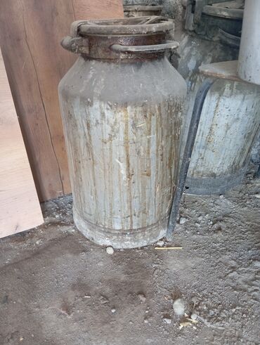 шкаф офисный стол: Алюминиевая молочная фляга с крышкой-зажимом. - Классическая форма