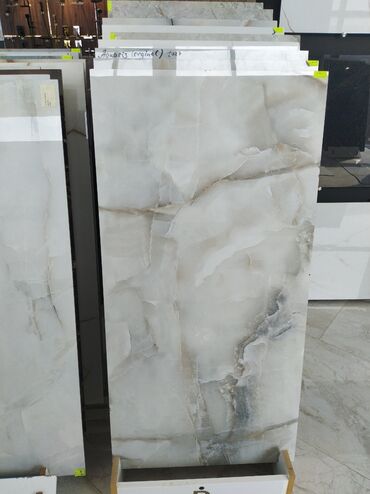 декоративный камень из гипса: Böyük ölçülü keramika/porcelan plitə – oniks teksturası - Rəng: açıq