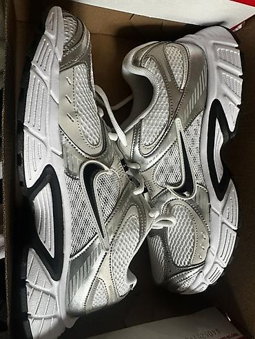 красный свитер: Мужские кроссовки, 42, Nike, Новый, цвет - Белый — 2