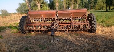 Тракторы МТЗ (Беларус): Красный трактор МТЗ, оснащенный кабиной для оператора, предназначен — 7