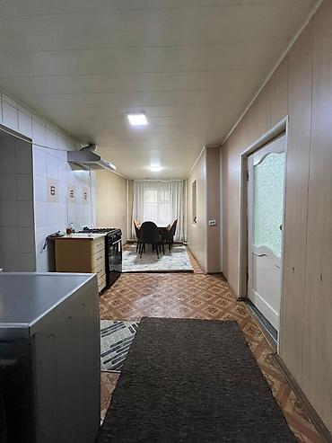 Продажа коттеджей и домов: 🏡 Продаётся небольшой дом в Бишкеке 📍 Район: Аламединский рынок 🛏 3 — 8