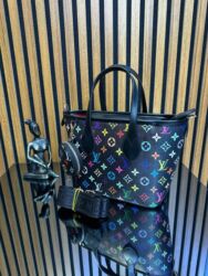 Putni koferi i torbe: Torbe
Cena:4400 din

Veličina:30x20cm
Svaka torba ima serijski broj — 3