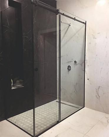 Душевые перегородки и ограждения: Угловая душевая перегородка с раздвижной системой дверного открывания — 10