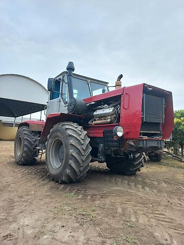 rengli işıq: Ağır sinif dördötürücülü traktor - Güclü dizel mühərrik, qabaqda iri — 1