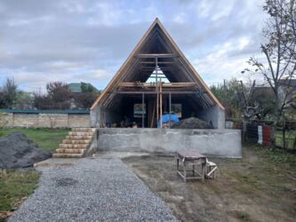 Digər tikinti xidmətləri: Başlıq: A frame evlərinin tikintisi Təsvir: A-frame (A şəkilli)