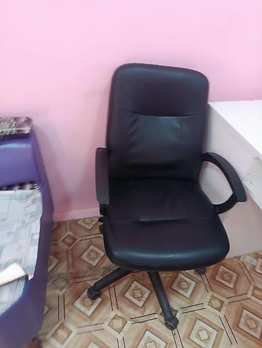 təkərli kreslo: Ofis kreslosu – qara rəngdə, yumşaq süni dəridən oturacaq və bel — 1