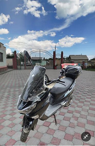 реплика мото: Скутер/максискутер с высоким ветровым стеклом и кофром - Тип — 1