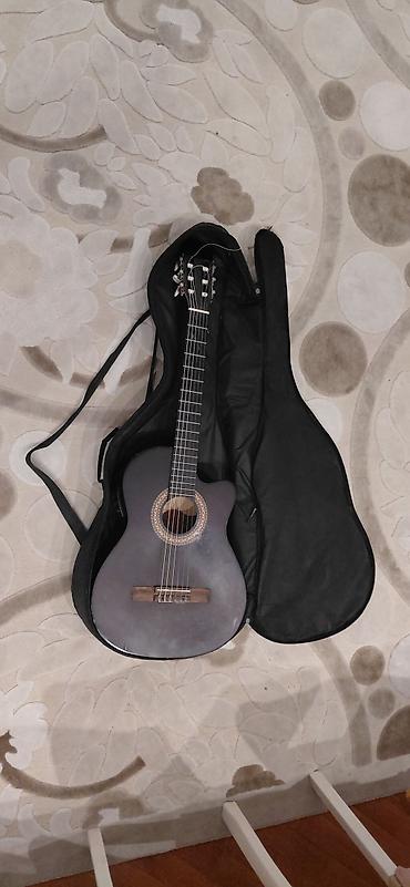 Gitaralar: Klassik gitara – kəsikli (cutaway) korpuslu model. Rəng: tünd — 1