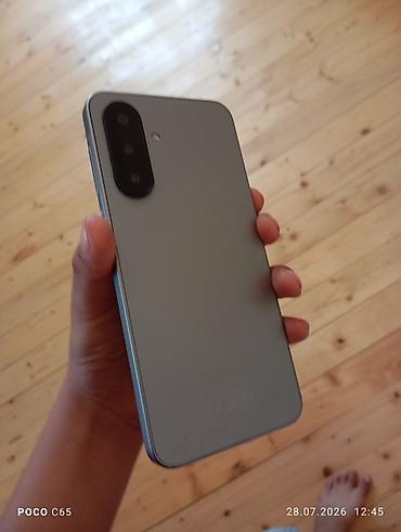 Smartfon – boz/gümüş tonlu, düz kənarlı korpuslu model - Arxa panel