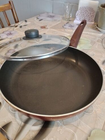 Şitillər: TEFAL TAVA. 1-2 DƏFƏ İŞLƏNMİŞ. ÇOX YAXŞI VƏZİYYƏTDƏ 15 MANATA