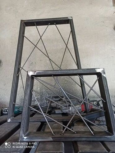 ugaone garniture sa mehanizmom: Dva metalna rama sa ukrštenim žicama unutar okvira. Mogu se koristiti