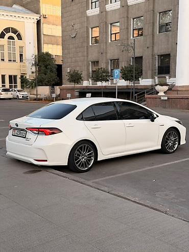 гибрид бензин: Toyota Corolla: 2022 г., 1.8 л, Автомат, Гибрид, Седан — 9