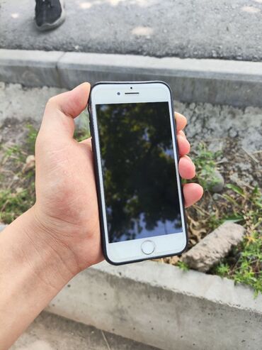 iphone 8: IPhone 8, Б/у, 64 ГБ, Белый, Зарядное устройство, Защитное стекло, Чехол, 79 %