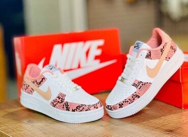 Women's Sneakers and athletic shoes: Nike Air Force
Brojevi od 36 do 44 — 4