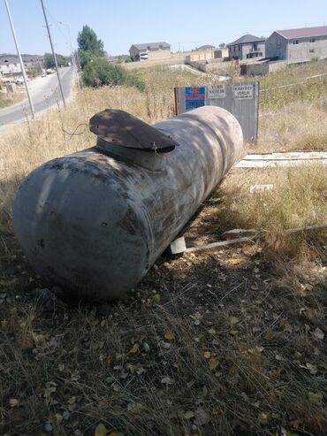 Döşəmə: Metallik silindrik yanacaq/su anbarı - Material: qalın divarlı polad