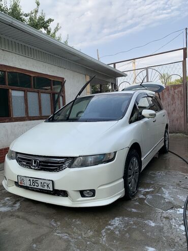 странный машина: Белый минивэн Honda Odyssey с элегантным дизайном и просторным