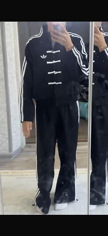 Спортивный костюм в стиле Adidas, черный с белыми полосками. • at lalafo.kg Спортивный костюм в стиле Adidas, черный с белыми полосками. •