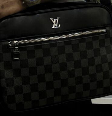 сумка для курьера: Новая стильная барсетка под LV Отдам ниже себе стоимость 2500 с