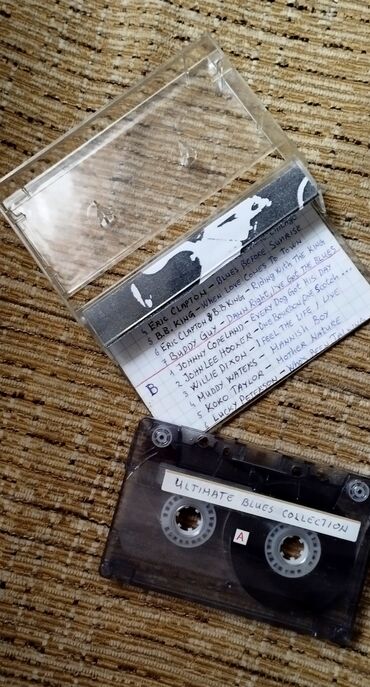 Kasete, CD i DVD: 4 originalne kasete Elton John (Very Best + Reg Strikes Back) — 8