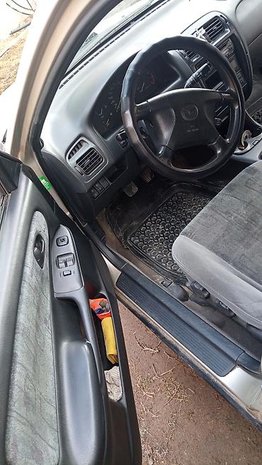 Другие автомобили: Легковой автомобиль седан с аэродинамическим спойлером на крышке — 7