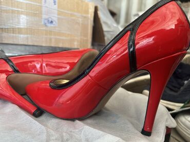 красные туфли: Туфли новые 1300