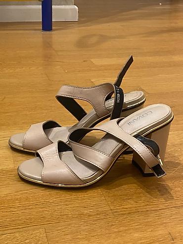 səndəl ayaqqabı: Bej rəngli qadın sandaleti - Model: Açıq burunlu, arxa qayışlı sandal — 1