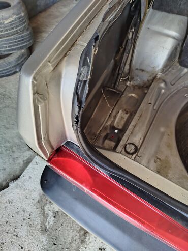 Tofas: Model: Tofas Şahin (sedan) Kuzov: 4 qapı, gümüşü rəng, qara bamperlər — 8