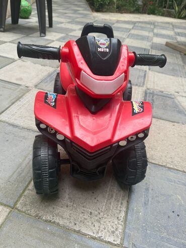 Uşaq üçün elektrik maşınları: Qırmızı rəngli, plastikdən hazırlanmış uşaq motosikleti. Motosikletin