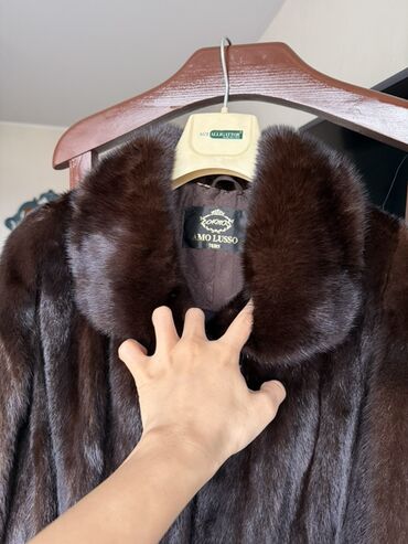 Шубы: Длинная норковая шуба натурального темно-каштанового цвета. - — 5