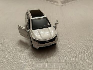 Avtomobil modelləri: Miniatür modell avtomobil – KIA Sorento - Miqyas: təxmini 1:36–1:43 — 6