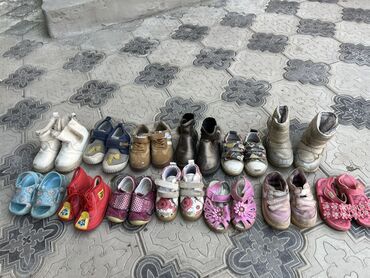 детские бутсы бишкек: Продаю б/у детские вещи и обувь на девочку. Также есть маленькая