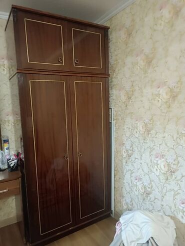 шкаф для ванной комнаты: Двухсекционный платяной шкаф из дерева с антресолью, выполненный в