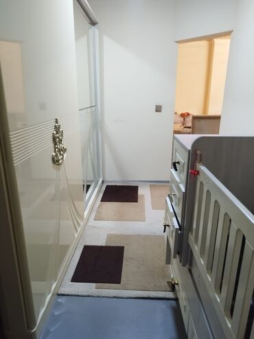 Uzunmüddətli kirayə mənzillər: Tam mebellı mənzil interyeri - Zal: Yumşaq künc divan dəsti, əlavə — 4