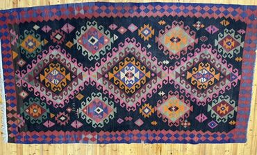 uşaq xalcaları: Bu vintage kilim xalça əl ilə toxunmuşdur və 1961-ci ilə aiddir. Qara