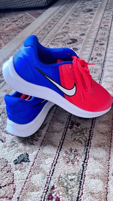 кроссовки найк аир форс: Кроссовки Nike в ярких оттенках красного и синего цвета, выделяющиеся