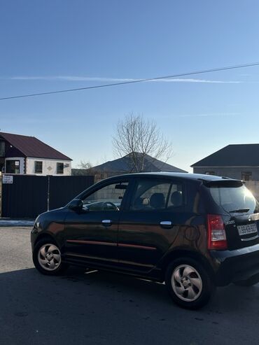 Kia: Kia Picanto EX, qara rəng, 5 qapılı hetçbek. Xüsusiyyətlər: - Kompakt — 5