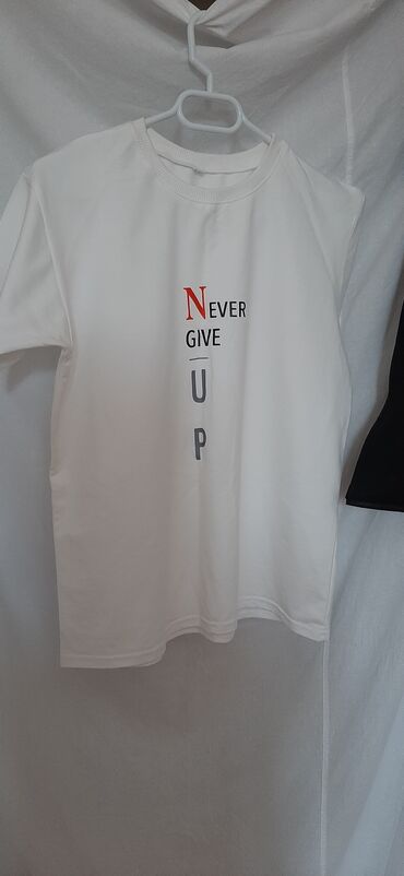 купить спортивный костюм: Ağ rəngli qısaqoll T‑şört - Ön hissədə şaquli çap: “Never Give Up”