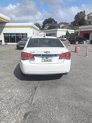 Chevrolet: Chevrolet Cruze LT – sedan, ağ rəng. Texniki və dizayn — 1