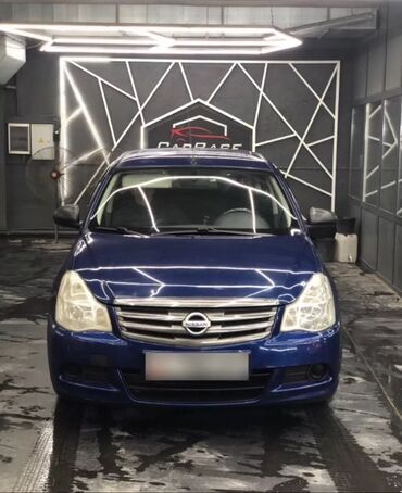 c class: Элегантный седан Nissan Almera темно-синего цвета, представленный в