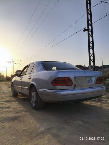 Mercedes-Benz: Mercedes-Benz E-Class: 2.3 l | 1995 il Sedan — 7