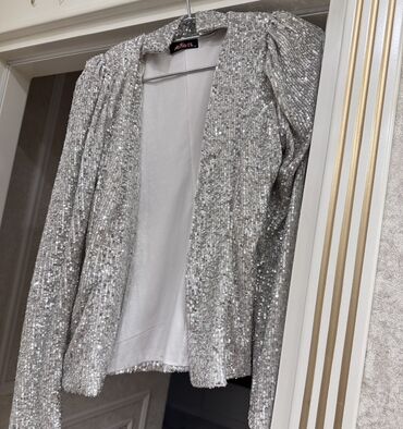 Dəstlər, kostyumlar: Qadın geyim dəsti – 4 parçadan ibarət 1) Açıq mavi, düz kəsimli jeans — 16