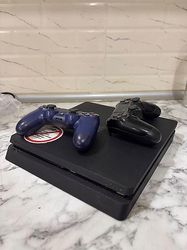 Видеоигры и приставки: PlayStation 4 Slim oyun konsolu dəsti Xüsusiyyətlər: - Model: PS4 — 1